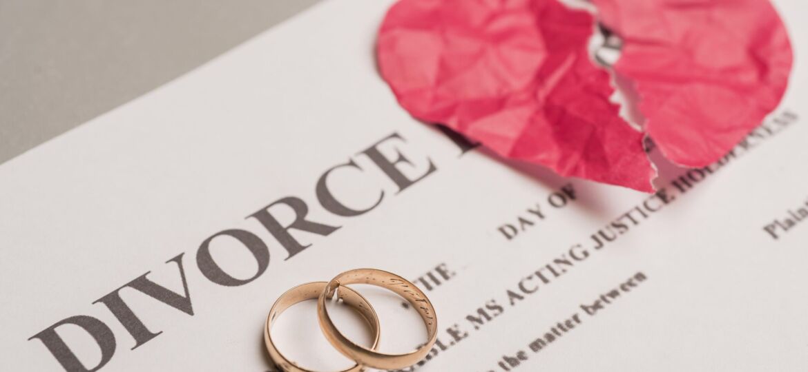 anillos-de-boda-en-papel-de-divorcio